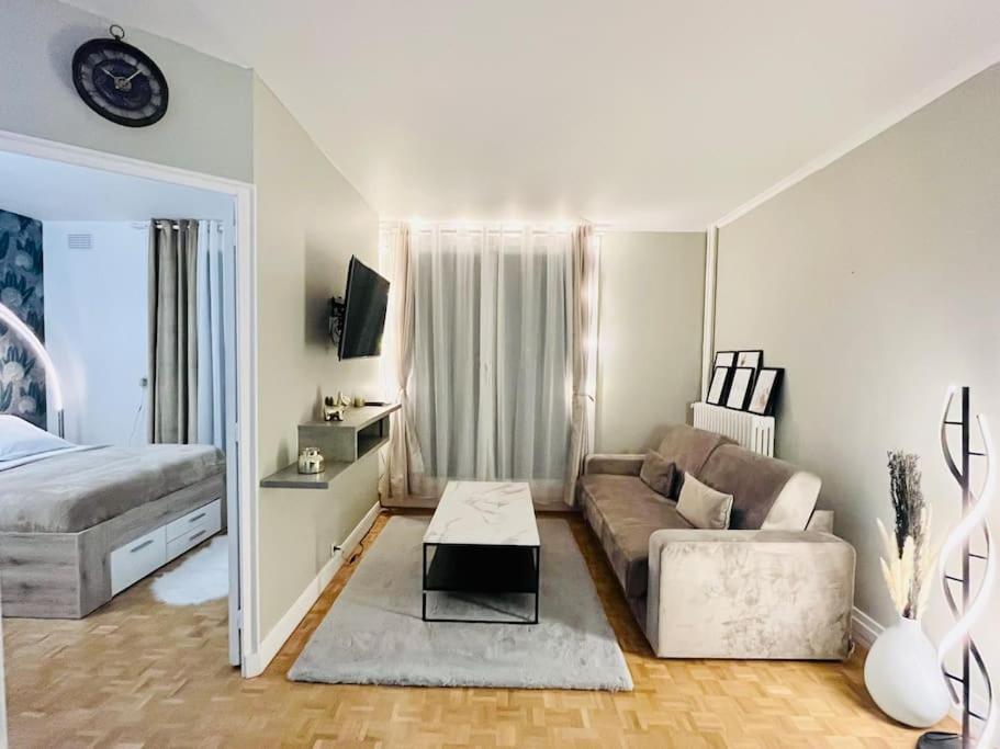 Versailles Forest View: Balcony Retreat with Free Parking Exterior photo