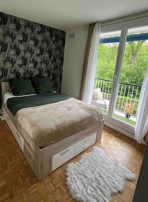 Versailles Forest View: Balcony Retreat with Free Parking Exterior photo