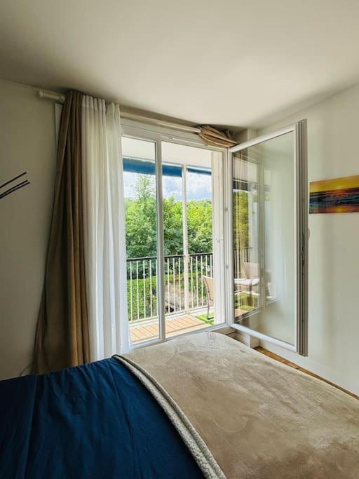 Versailles Forest View: Balcony Retreat with Free Parking Exterior photo